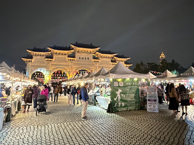 台北祝福文創市集夜晚人潮不斷。（圖／汪純怡攝影）